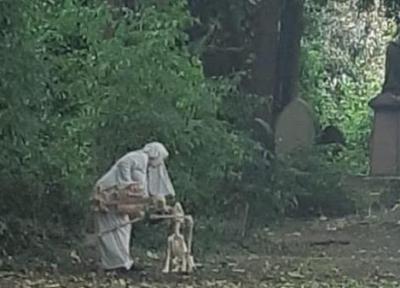 حرکات عجیب زن راهبه با اسکلت در قبرستان!